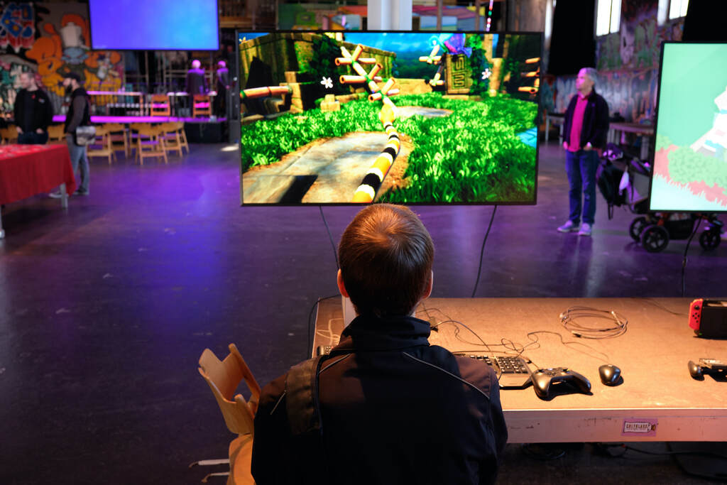 Gamer spielt  das Game "Snake"